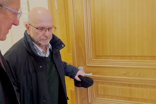 Učitel z Chebu sahal spící studentce na bradavku. Rodiče chtějí jeho konec ve škole - Novinky